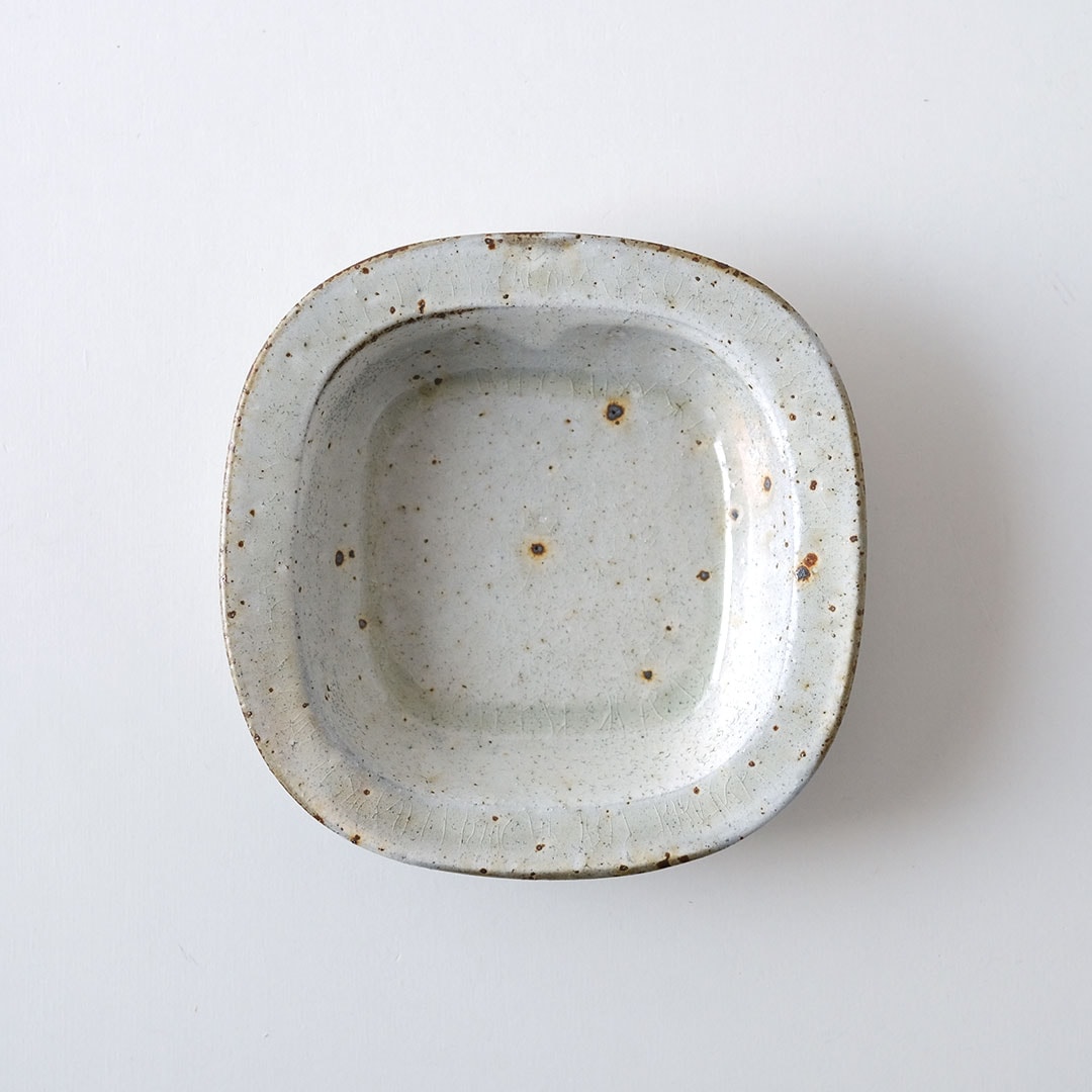 スコータイ鉄絵花文茶碗　粉引 荒賀文成 粉引き茶碗(荒賀文成) – 煎茶堂東京オンライン