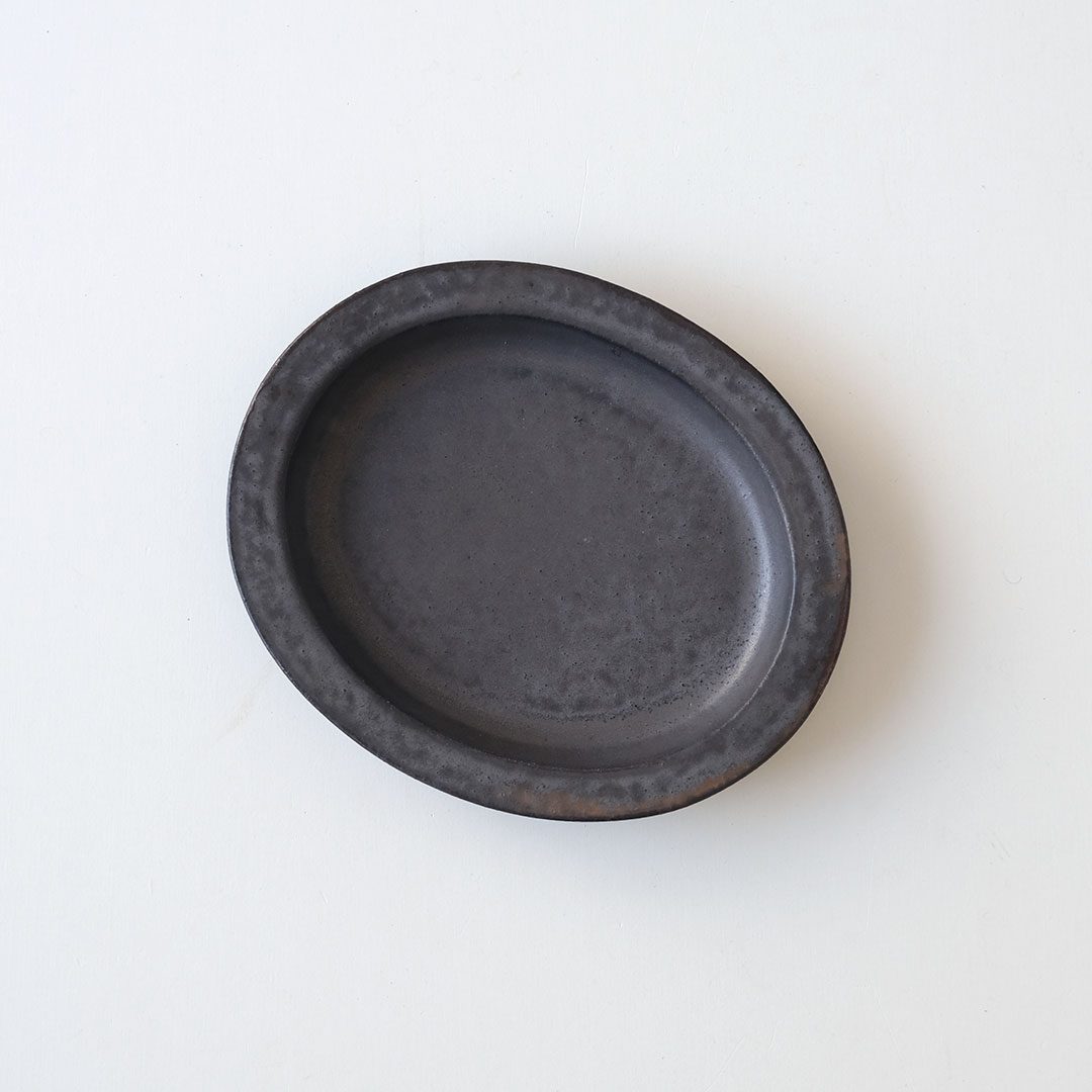 黒釉/楕円リム皿/19cm | 醇窯(じゅんよう) | 糸島くらし×ここのき 公式