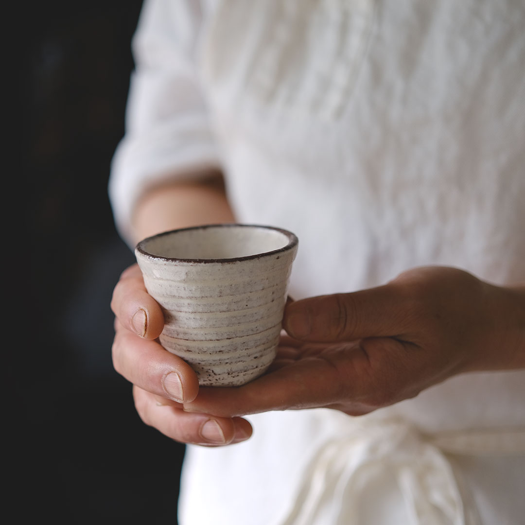 滋賀人気作家武田浪 粉引きぐい呑み 「共箱付き」 滋賀人気作家武田浪 粉引きぐい呑み 「共箱付き」 粉引ぐい呑み
