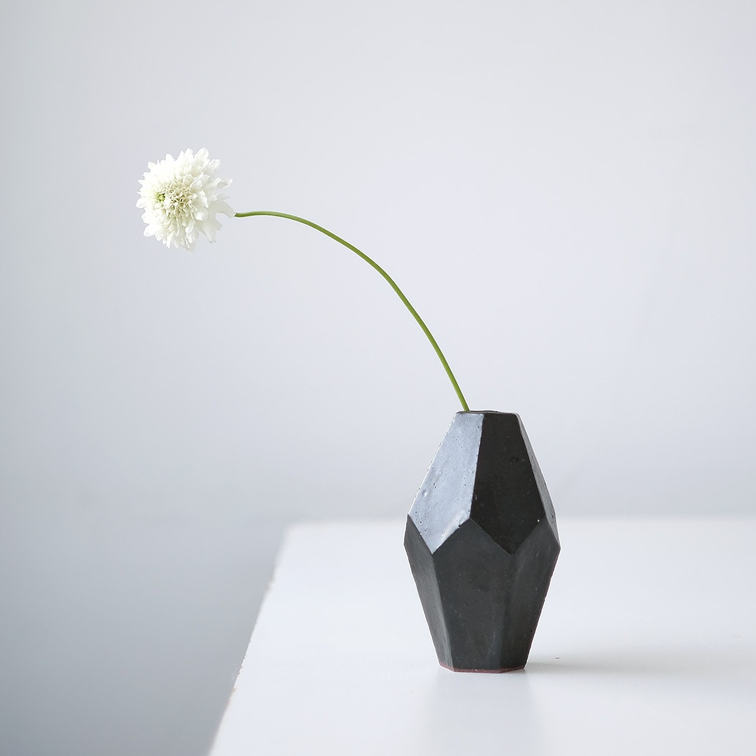 一輪挿し/多面/黒マット | 陶工房 Ron | 糸島くらし×ここのき 公式通販