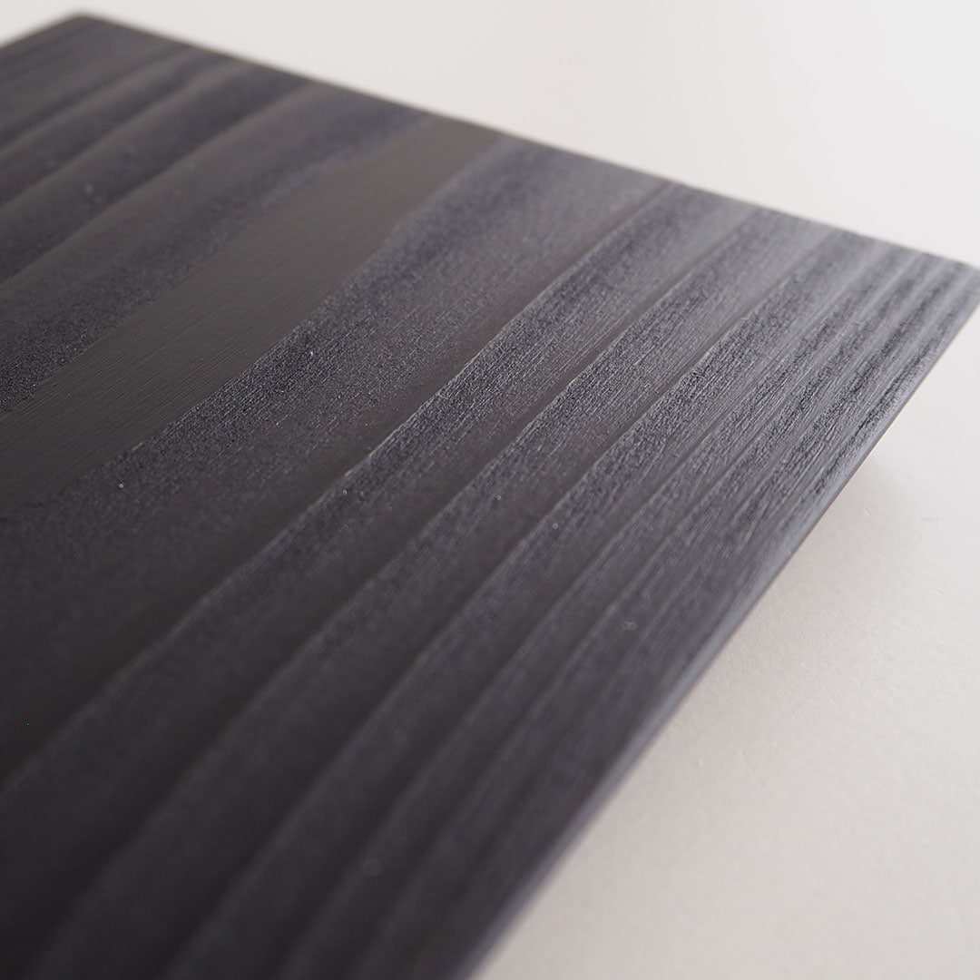 木の板皿(浮造り)/糸島杉/墨黒 | 工房 雲 | 糸島くらし×ここのき 公式