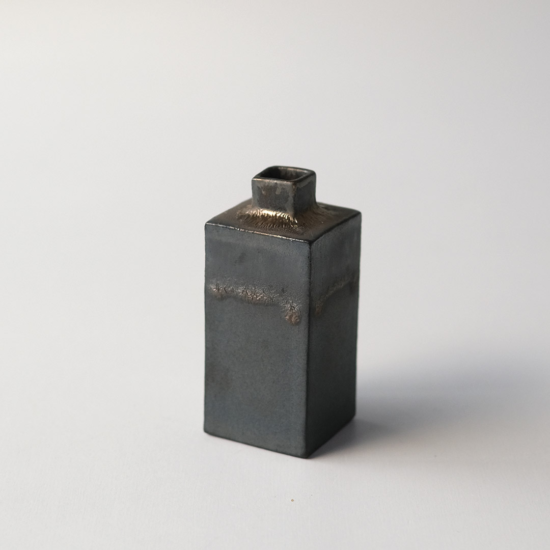 花入/ボトル型/黒金 | mahofish | 糸島くらし×ここのき 公式通販サイト