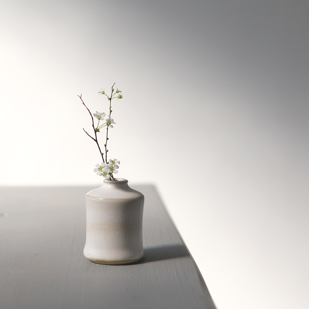 〔白釉　面取花入〕　雅夫 白釉 面取花入〕 雅夫