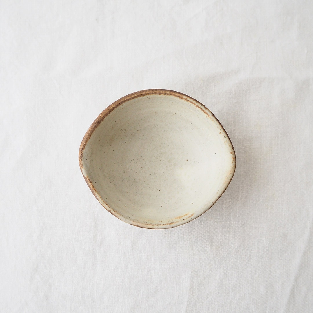 ✨希少品✨糸島研窯アイボリー釉の陶器製花器 持ち手付き中古美品 アイボリー釉/たわみ豆小鉢 | 研窯 | 糸島くらし×ここのき 公式