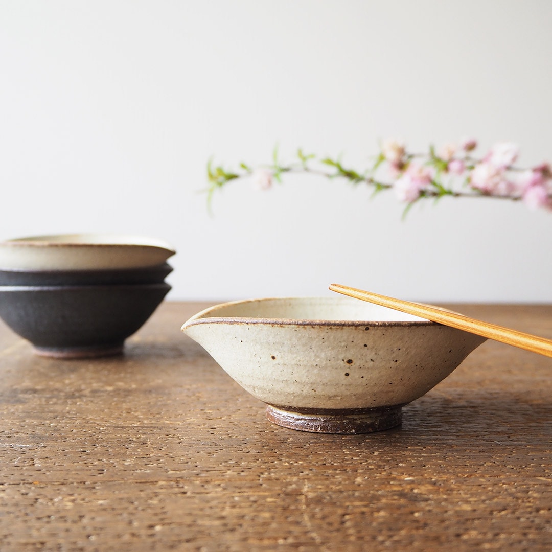 ✨希少品✨糸島研窯アイボリー釉の陶器製花器 持ち手付き中古美品 アイボリー釉/手付き花入/大 | 研窯 | 糸島くらし×ここのき 公式