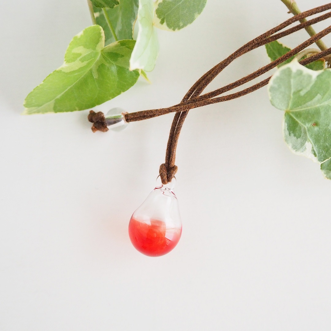 アロマペンダント ガラス ロウ引き紐 赤 スポイド付き タビノキセキ 糸島くらし ここのき 公式通販サイト