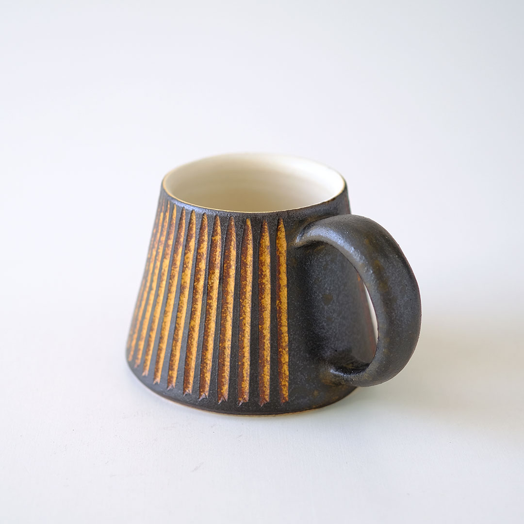 鉄彩/マグカップ/山型 | 醇窯(じゅんよう) | 糸島くらし×ここの