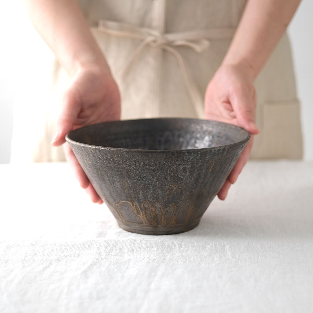 鉢■武蔵野盛鉢【陶祥窯作】招月庭陶 所・黒釉 金彩 大鉢 お茶道具 菓子器■ 盆栽鉢 5号 尻丸鉢 金彩 黒 二色 信楽焼 山野草 観葉植物 アガベ 塊根