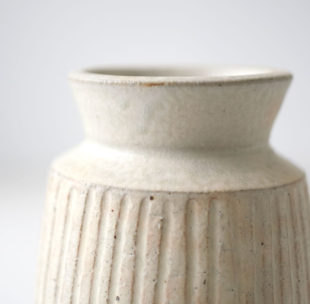 アイボリー釉/しのぎ花入 | 研窯 | 糸島くらし×ここのき 公式