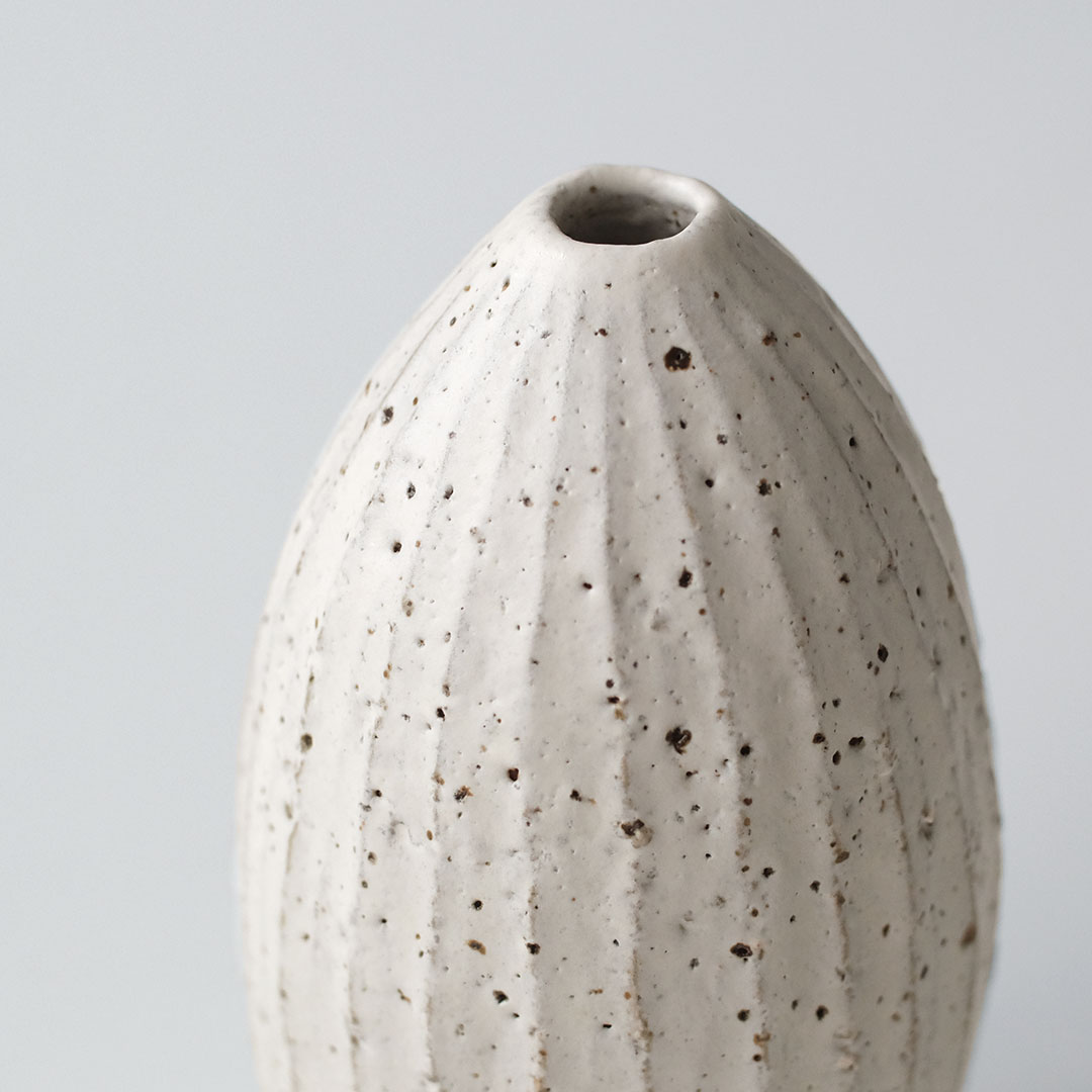 一輪挿し/しのぎ/白 | 陶工房 Ron | 糸島くらし×ここのき 公式通販サイト