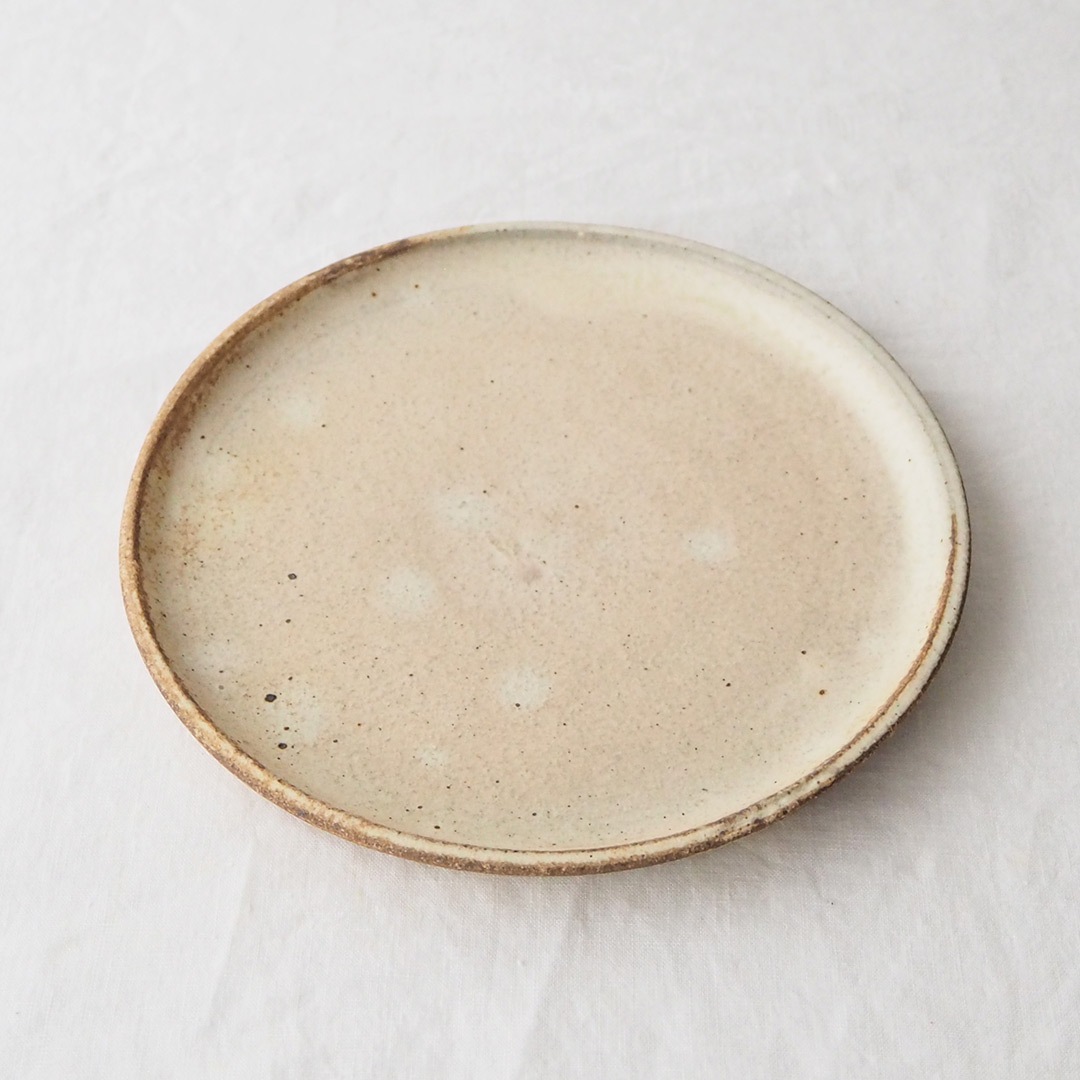 陶器製クリーム色の浅い皿 アイボリー釉/7寸プレート皿 | 研窯 | 糸島くらし×ここのき 公式通販サイト