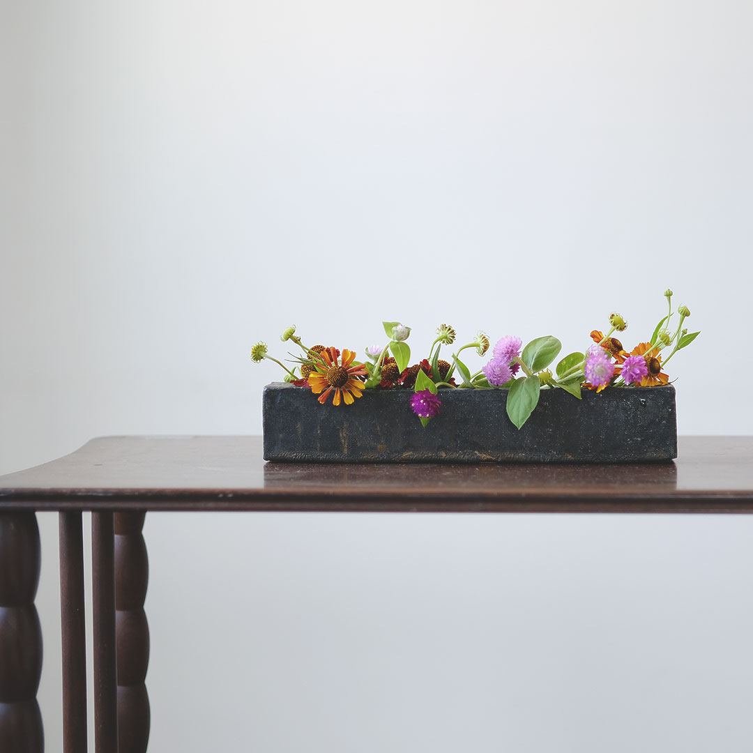 黒金彩/花入/横長中 | 唐津焼 雅樂窯 ( うたがま ) | 糸島くらし×ここ