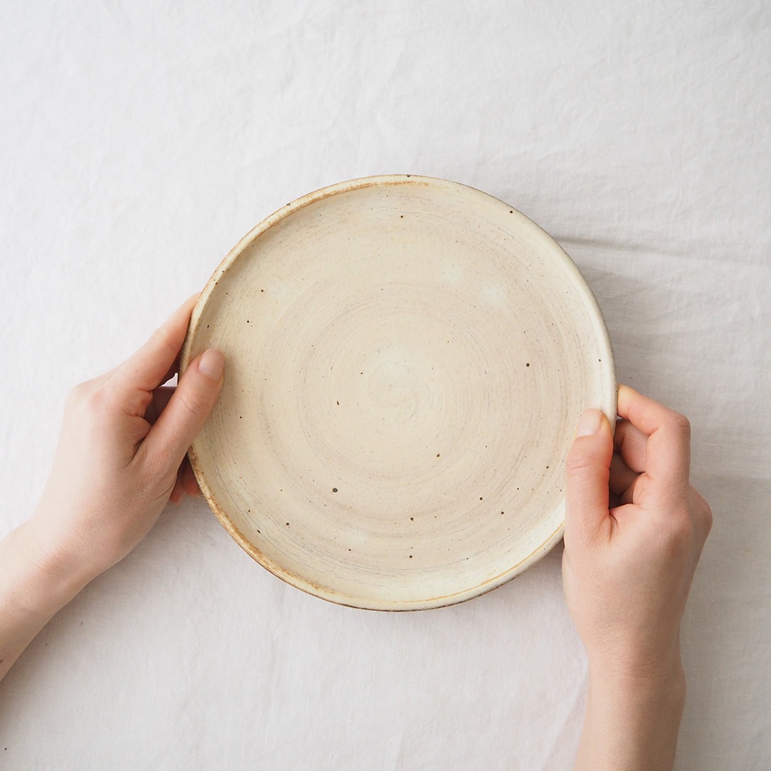 鉄灰釉/7寸プレート皿 | 研窯 | 糸島くらし×ここのき 公式通販サイト