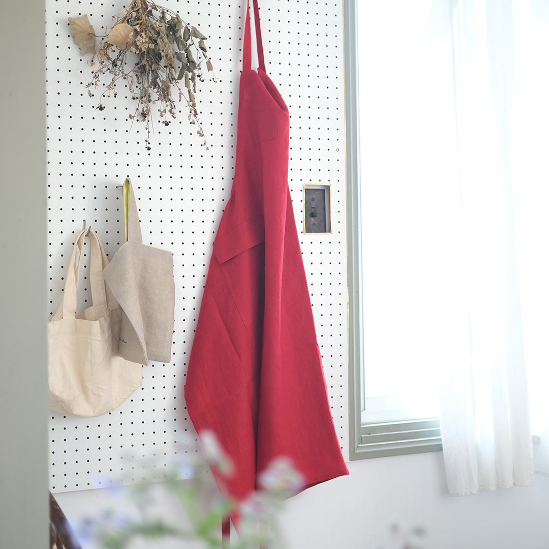 ワークエプロン/リネン/赤（薄手） | BUCOLICA | 糸島くらし×ここのき