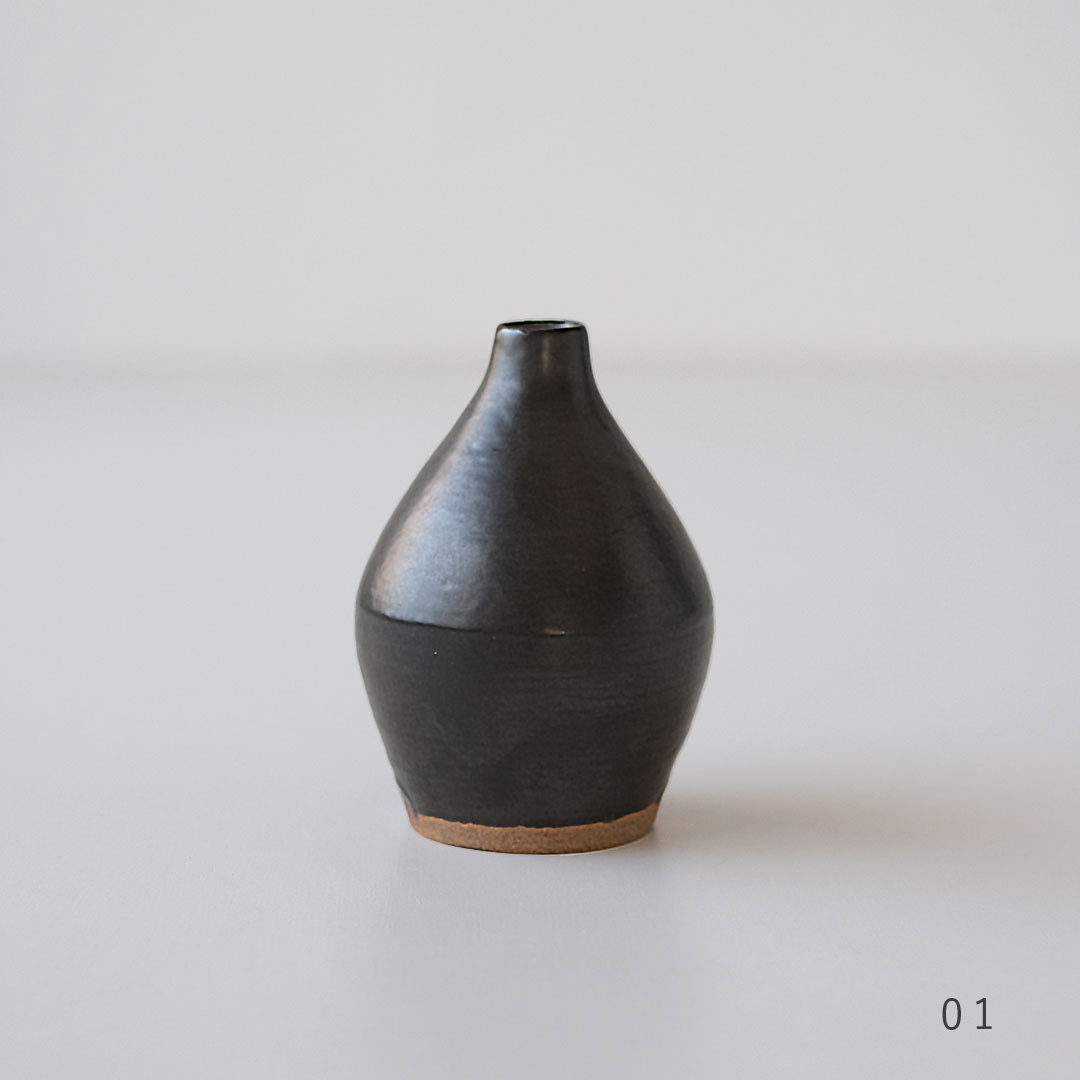 赤津焼花入／俊治造／鉄釉印花入／一輪差し