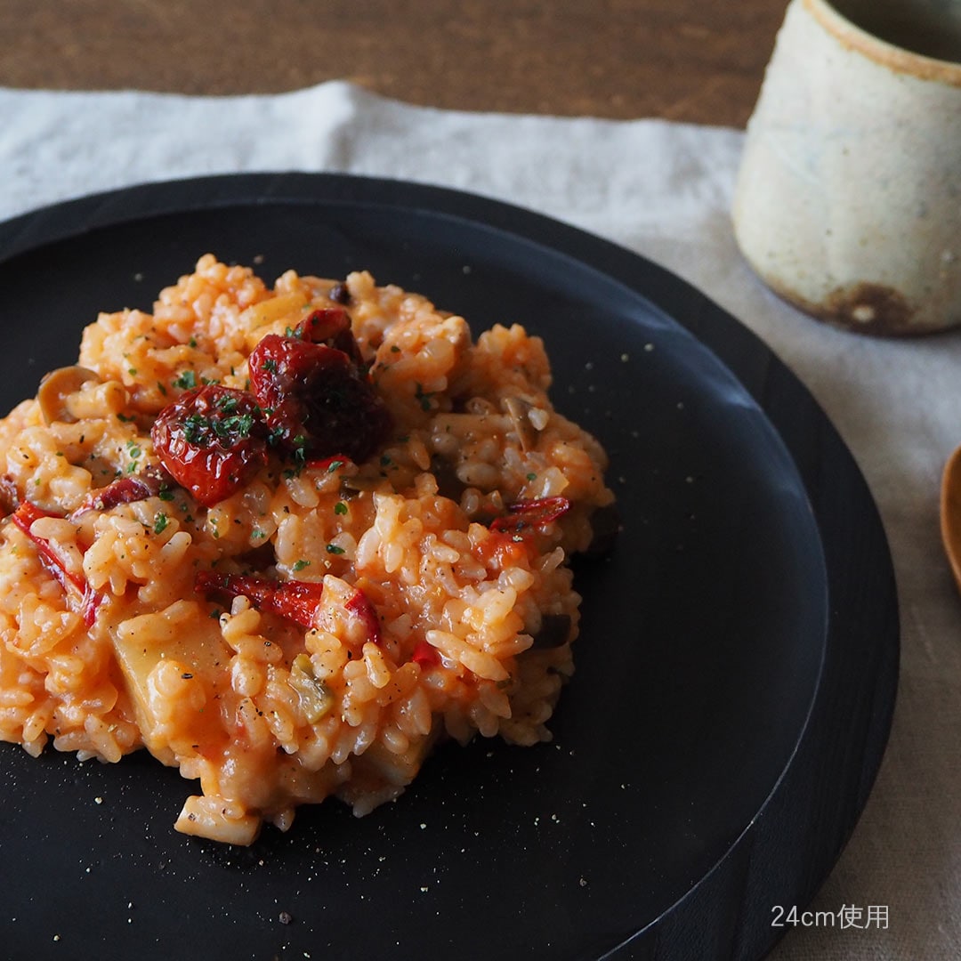 糸島杉のリム皿/墨黒/21cm | 工房 雲 | 糸島くらし×ここのき 公式通販