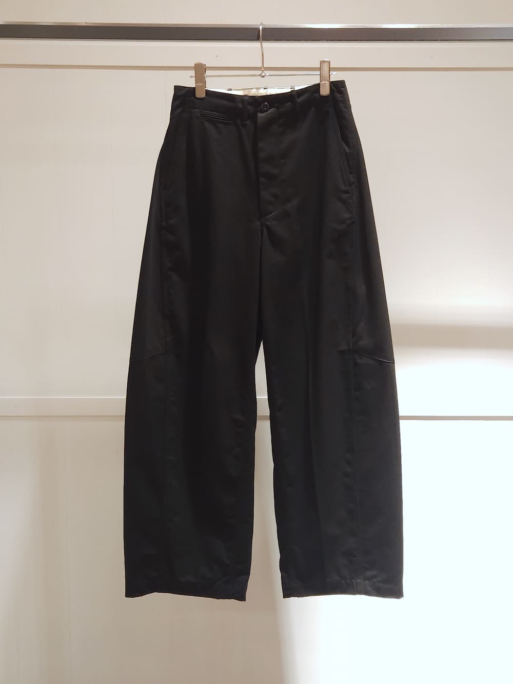 HYKE(ハイク) BARREL LEG CHINO PANTS