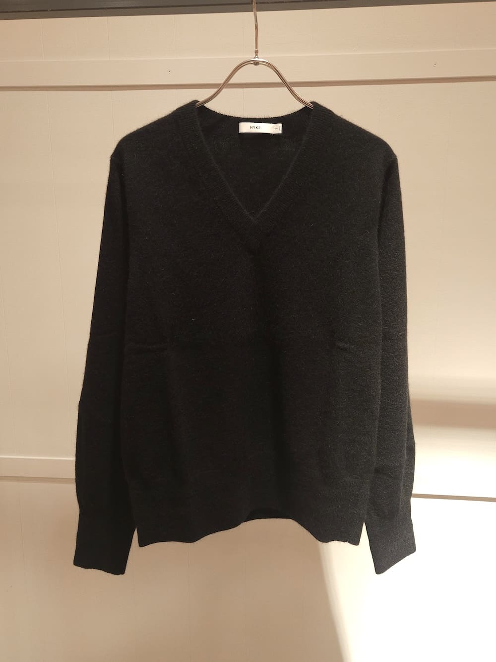 HYKE(ハイク) RACCOON V-NECK SWEATER