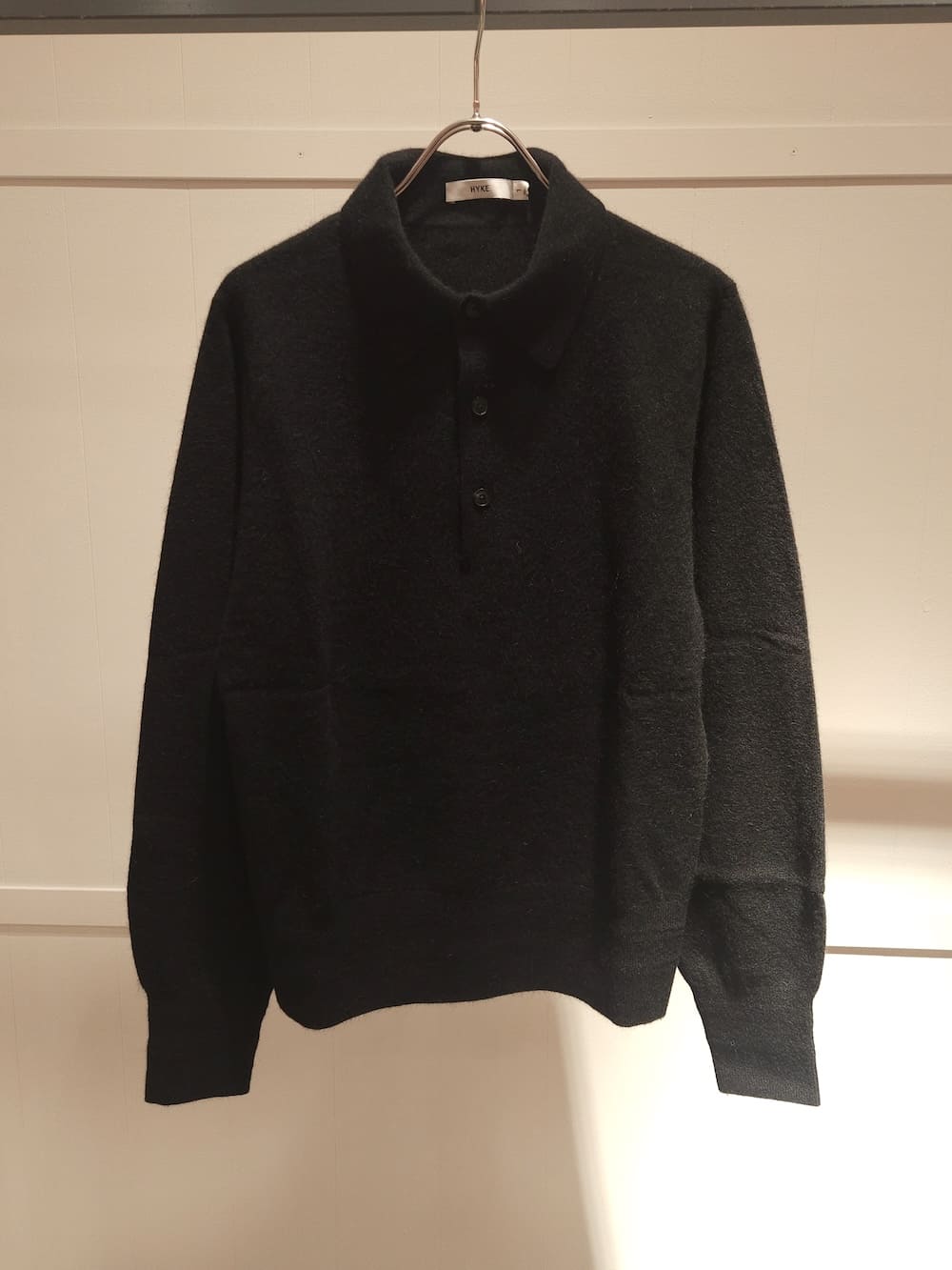 HYKE(ハイク) RACCOON POLO SWEATER