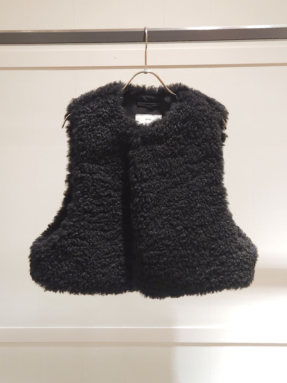 HYKE(ハイク) FAUX SHEARLING CROPPED VEST