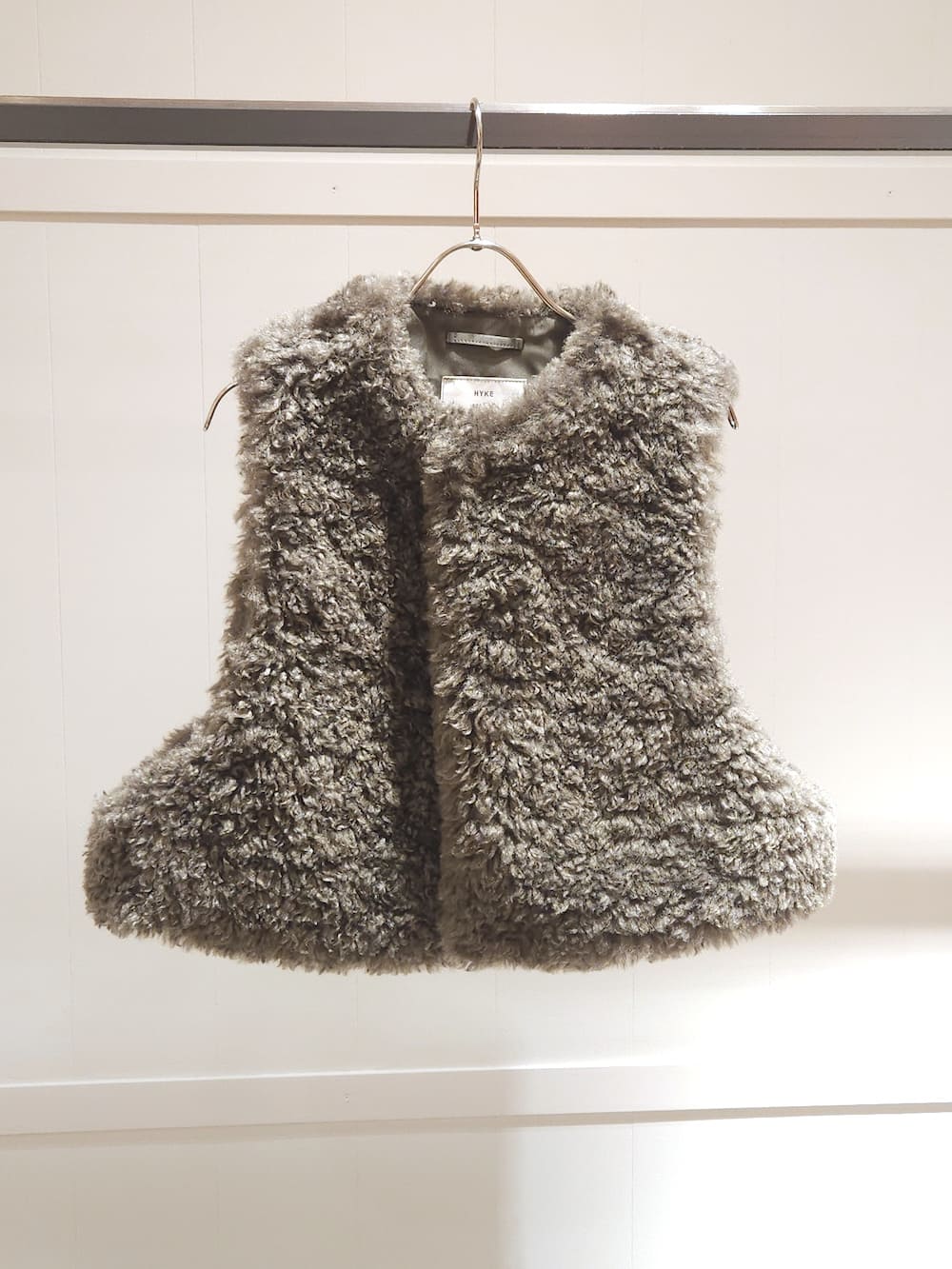 HYKE(ハイク) FAUX SHEARLING CROPPED VEST - COLDBECK ONLINE（コール