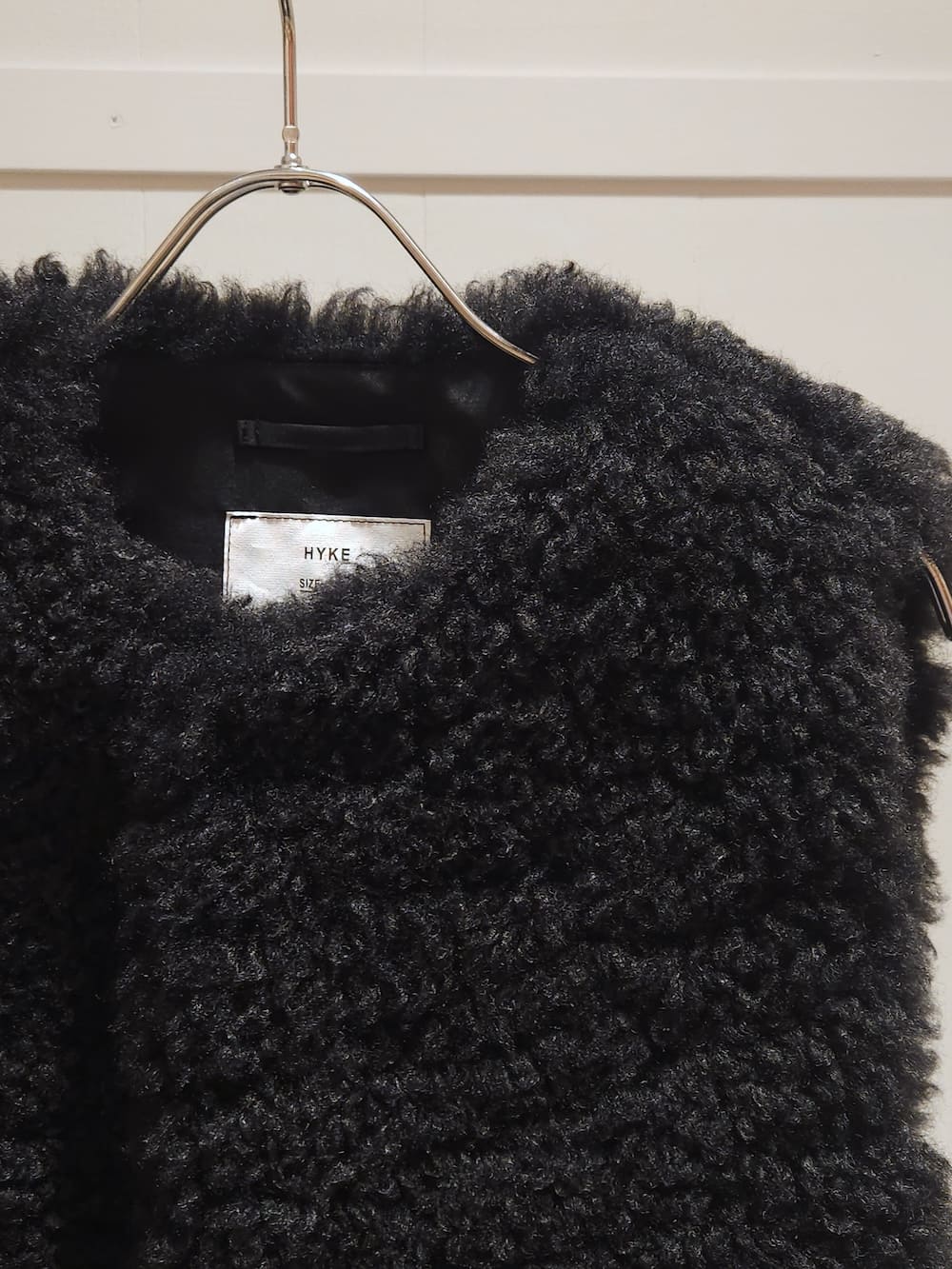 HYKE(ハイク) FAUX SHEARLING CROPPED VEST