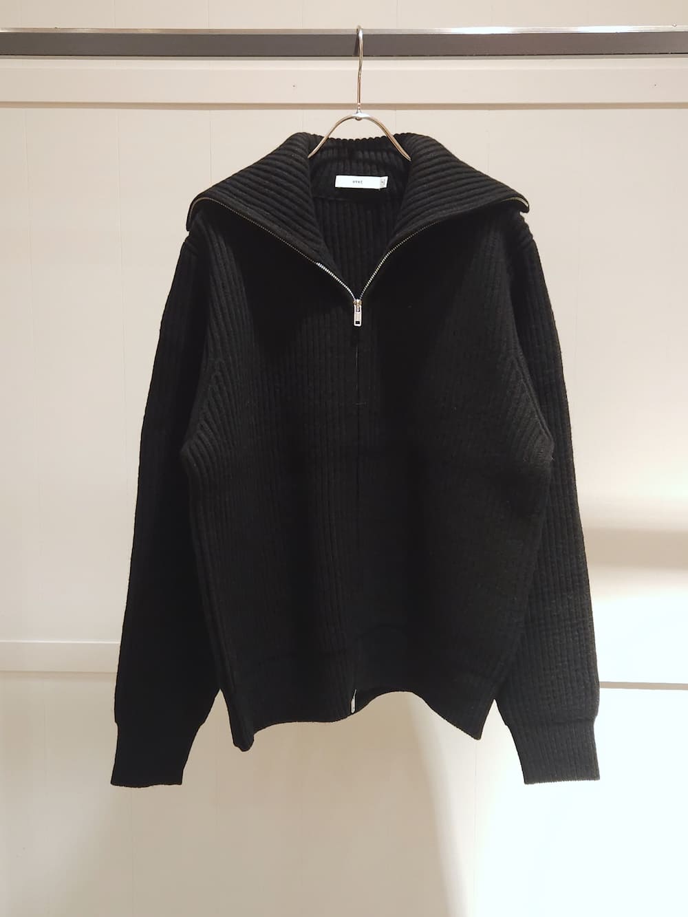 HYKE(ハイク) RIBBED ZIP SWEATER