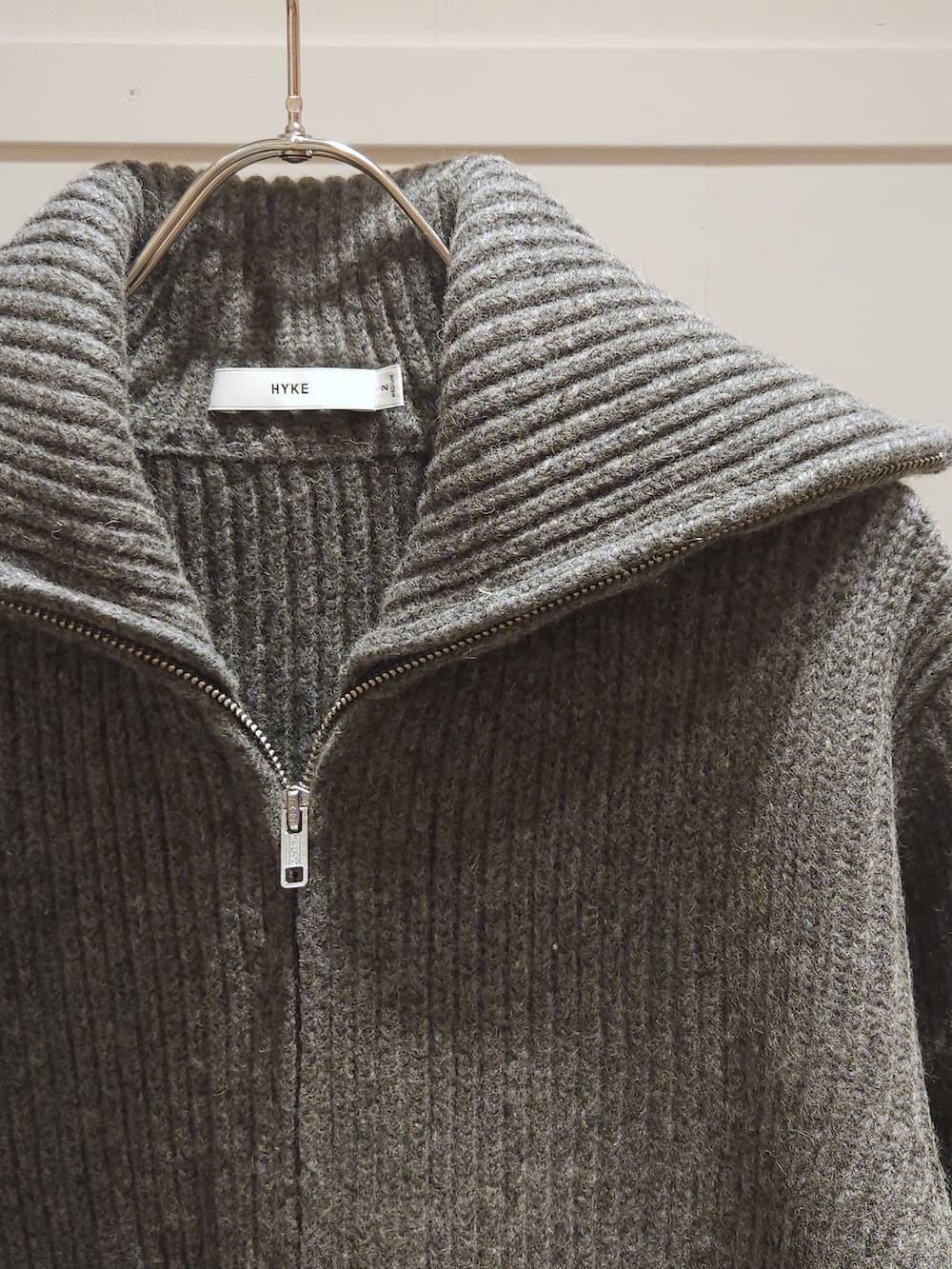 HYKE(ハイク) RIBBED ZIP SWEATER - COLDBECK ONLINE（コールベック