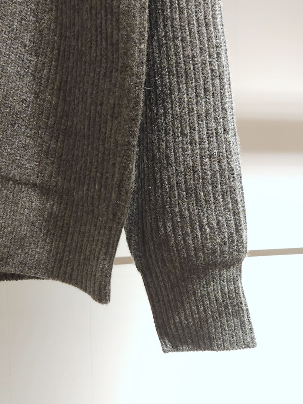 HYKE(ハイク) RIBBED ZIP SWEATER