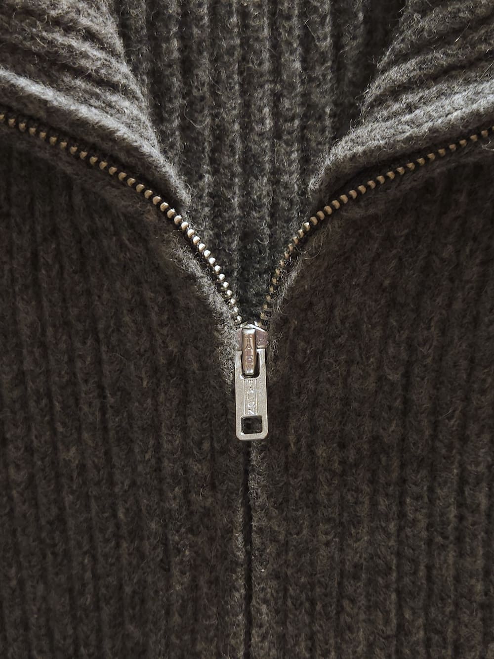 HYKE(ハイク) RIBBED ZIP SWEATER