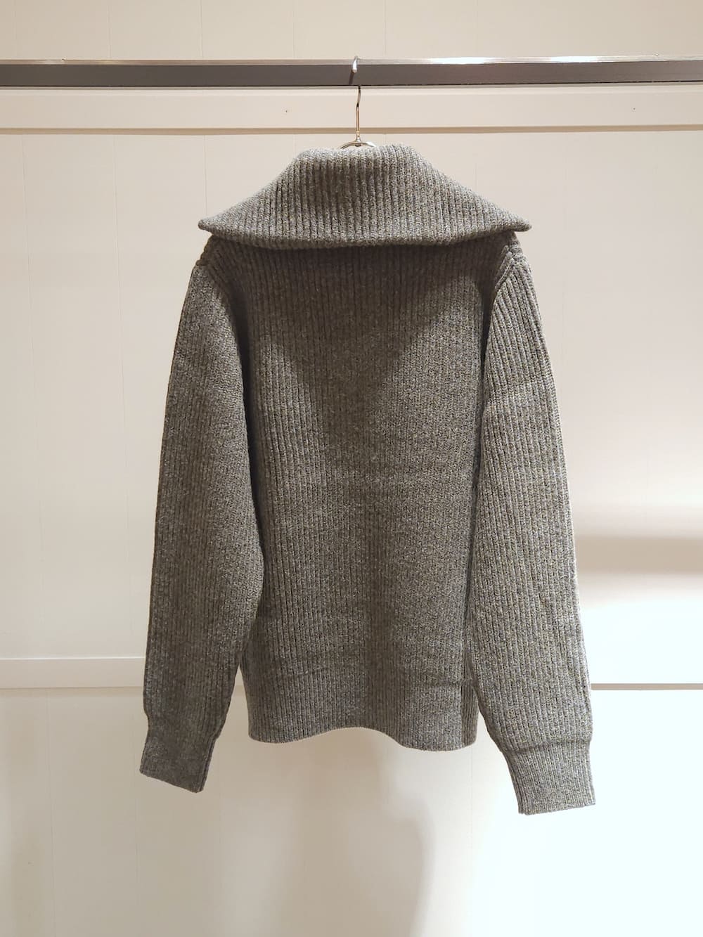 HYKE(ハイク) RIBBED ZIP SWEATER