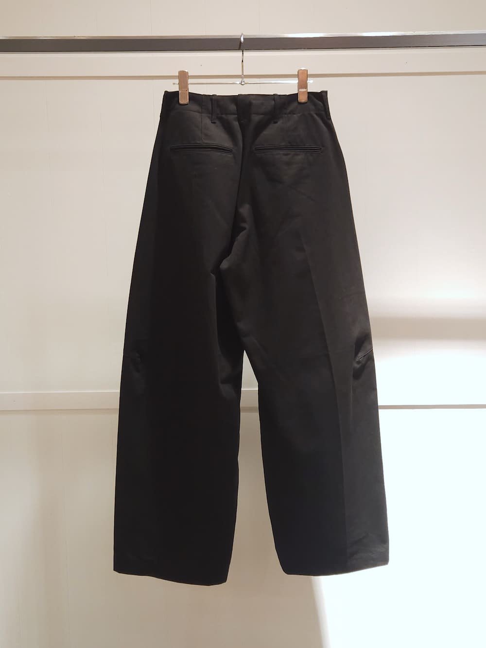 HYKE(ハイク) BARREL LEG CHINO PANTS