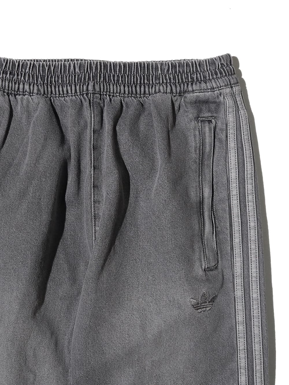 adidas Originals(アディダスオリジナルス) アディカラー ルーズ トラックパンツ デニム ストーン