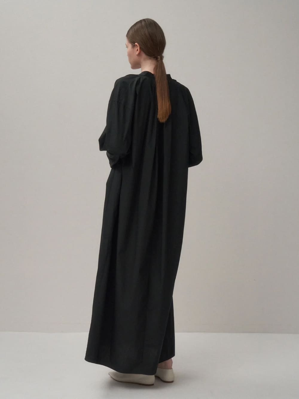 ATON(エイトン) NATURAL DYED COTTON LAWN TUCKED LONG SLEEVE DRESS