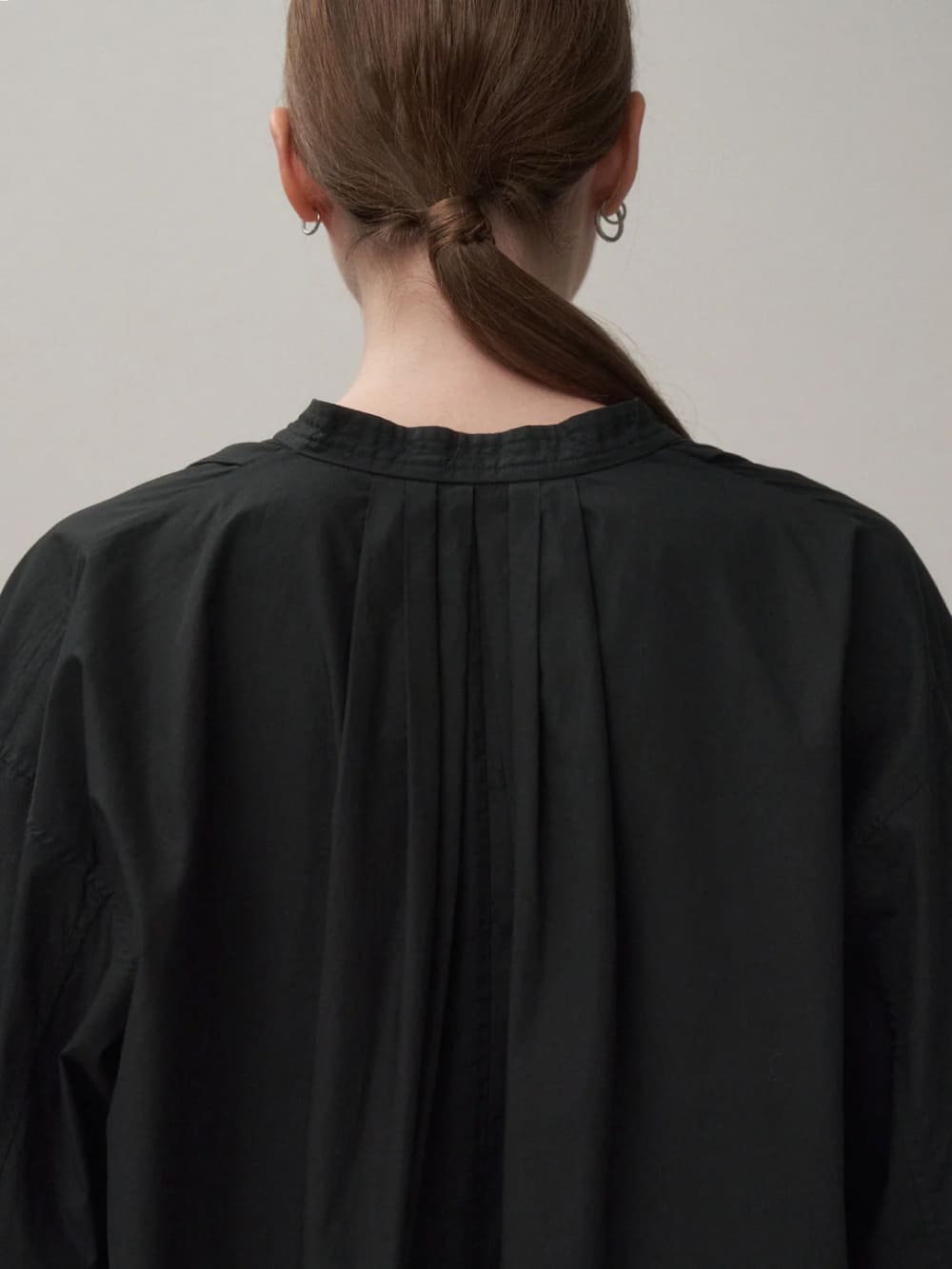 ATON(エイトン) NATURAL DYED COTTON LAWN TUCKED LONG SLEEVE DRESS