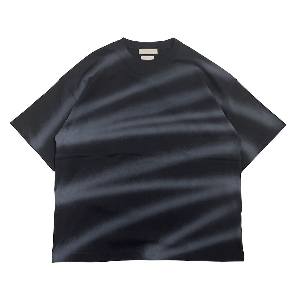 YOKE(衼) SPRAY PRINTED BODER T-SHIRT