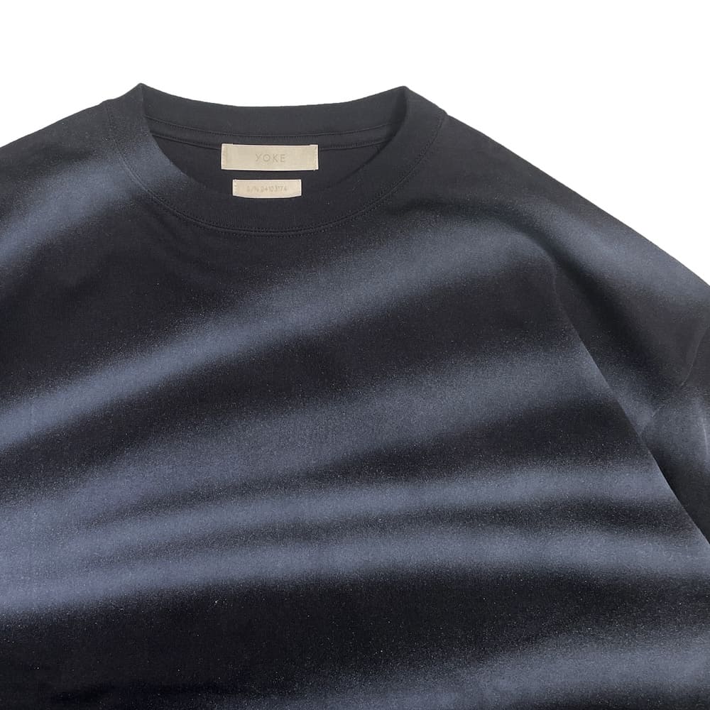 YOKE(衼) SPRAY PRINTED BODER T-SHIRT