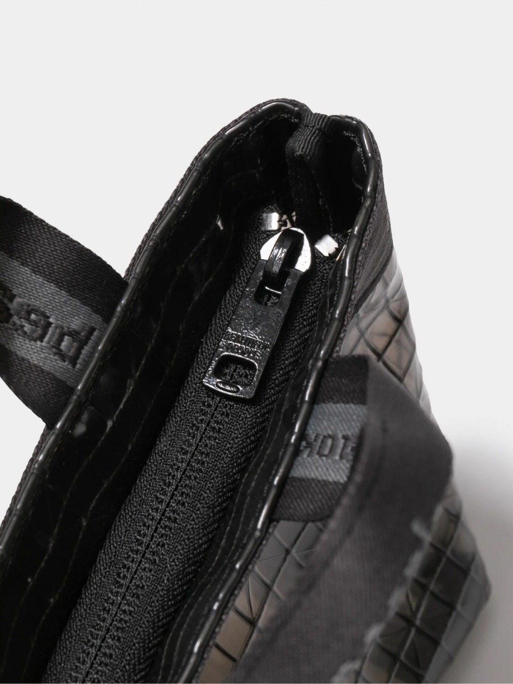 beautiful people(ビューティフルピープル) plaid vinyl logo poach