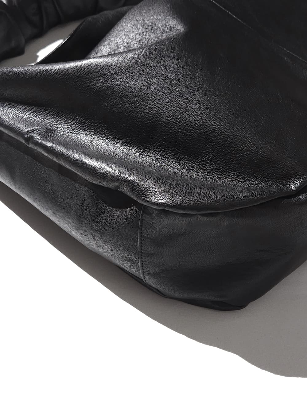 ssstein(シュタイン) SHIRRING HANDLE LEATHER SHOULDER BAG