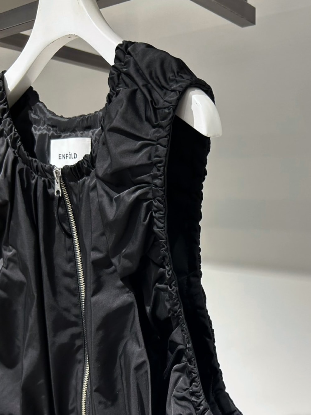 ENFOLD(エンフォルド) GATHER SHAPE VEST - COLDBECK ONLINE(コール ENFOLD(エンフォルド) GATHER SHAPE VEST - COLDBECK ONLINE(コール