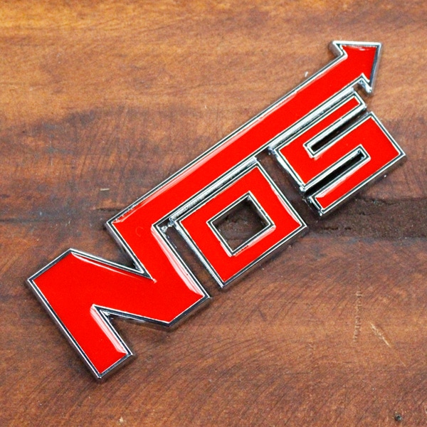 【メール便発送】3D エンブレムステッカー 「NOS」 カーアクセサリー 立体ステッカー クルマ アメリカ雑貨 アメリカン雑貨貼ると速く見えるエンブレム型ステッカー。