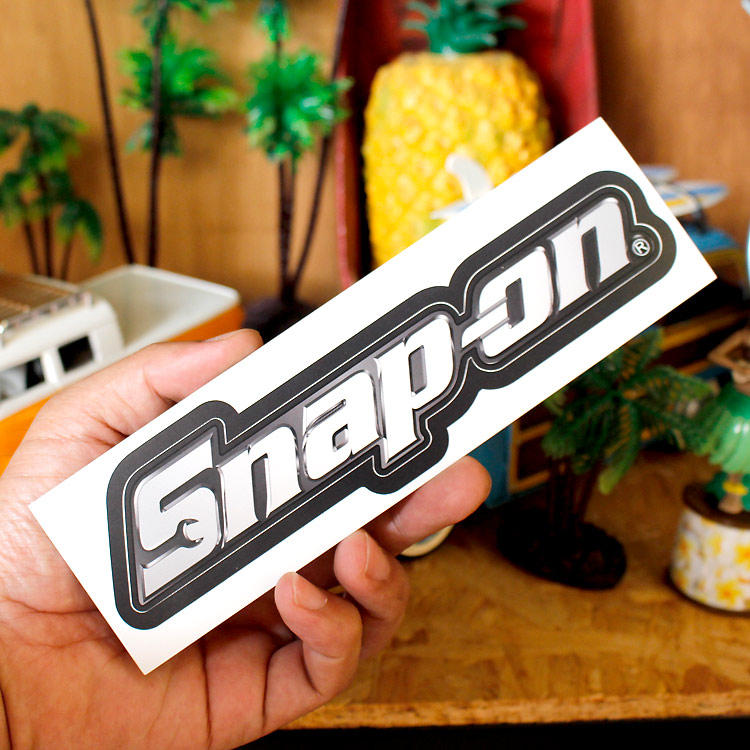 【メール便発送】ステッカー 車 かっこいい スナップオン ダイカット Snap-on メタル風ロゴ 文字部分サイズ縦4×横18.1cm シール デカール アメリカ雑貨 アメリカン雑貨アメリカを代表する工具メーカーのオフィシャルデカール。