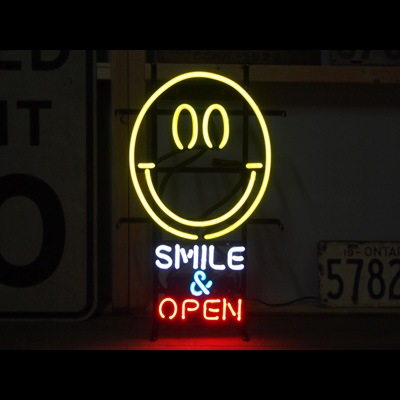 ネオンサイン ＜SMILE & OPEN スマイル＆オープン ＞ サイズ：H56×W32cm ネオン管 照明 店舗装飾 インテリア ガレージング アメリカ雑貨 アメリカン雑貨アメリカンインテリアのマストアイテム!!