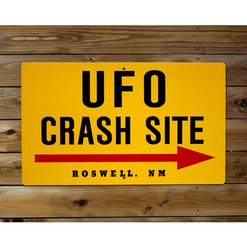アメリカの工場直輸入の道路標識！アメリカの標識看板 「UFO CRASH SITE」（UFO事故現場!? ）縦46×横76.5cm アメリカ製 看板 トラフィックサイン インテリア ガレージング 店舗装飾
