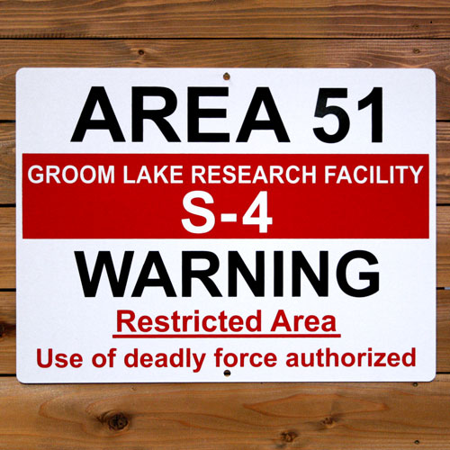 アメリカの工場直輸入の道路標識！アメリカの標識看板 「AREA51 S-4 WARNING」（エリア51）縦45.5×横61cm アメリカ製 看板 トラフィックサイン インテリア ガレージング 店舗装飾