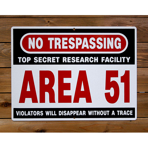 アメリカの工場直輸入の道路標識！アメリカの標識看板 「AREA 51 NO TRESSPASSING」（エリア51 不法進入禁止）縦45.5×横61cm アメリカ製 看板 トラフィックサイン インテリア ガレージング 店舗装飾