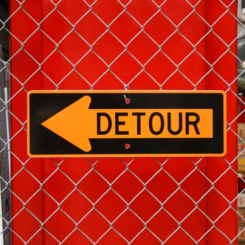 アメリカの工場直輸入の道路標識！アメリカの道路標識 「DETOUR 」（迂回路 まわり道 ←左矢印 ） アメリカ製 看板 トラフィックサイン インテリア ガレージング 店舗装飾