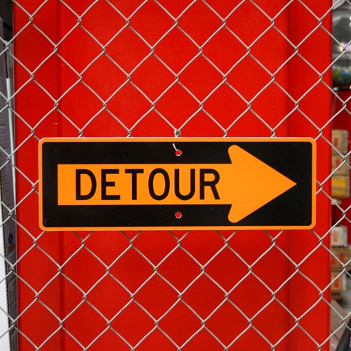 アメリカの工場直輸入の道路標識！アメリカの道路標識 「DETOUR」 （迂回路 まわり道 →右矢印 ） アメリカ製 看板 トラフィックサイン インテリア ガレージング 店舗装飾