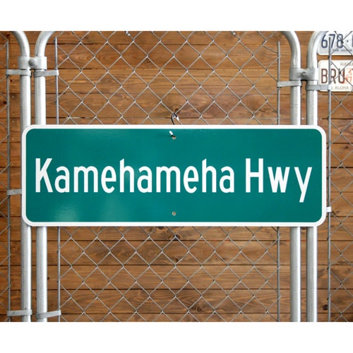 アメリカの工場直輸入の道路標識！ハワイストリートサイン Lサイズ 「Kamehameha Hwy」カメハメハ ハイウェイ 縦30×横91cm ハワイ 道路標識 アメリカ製 インテリア ガレージング 店舗装飾