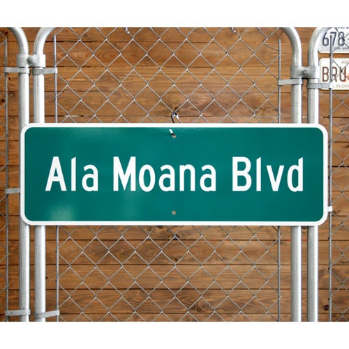 アメリカの工場直輸入の道路標識！ハワイストリートサイン Lサイズ  「Ala Moana Blvd」アラモアナ大通り 縦30×横91cm ハワイ 道路標識 アメリカ製 インテリア ガレージング 店舗装飾